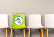 Fire stole med én grøn stol, der symboliserer valget af miljøvenlig rengøring