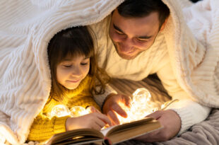 Far og datter læser godnathistorie